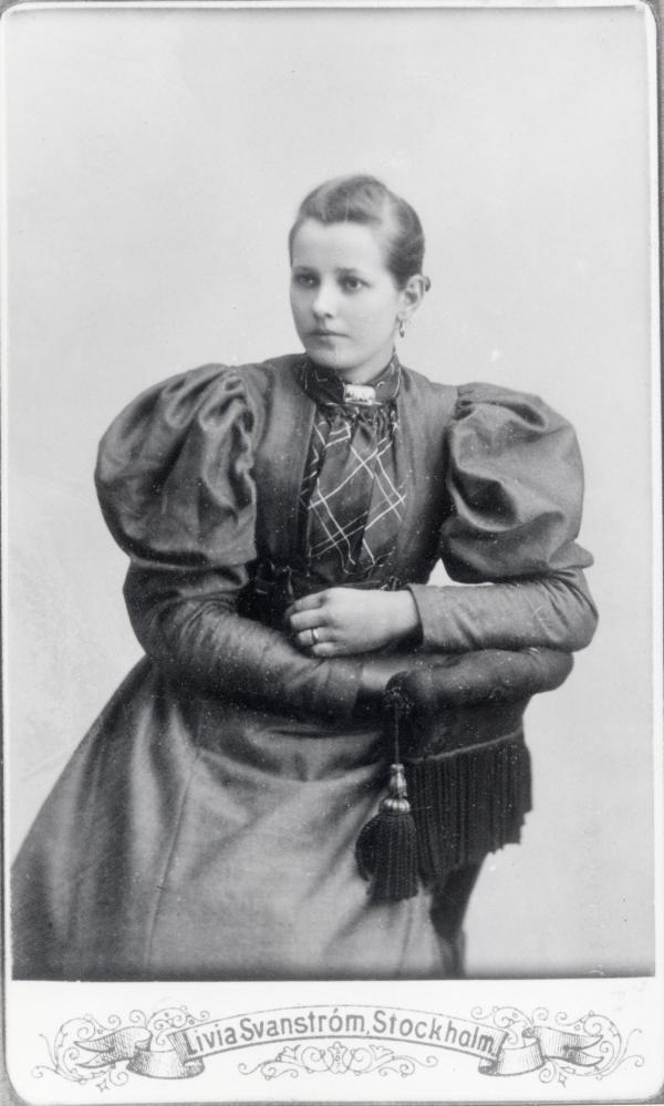 Augusta Vilhelmina Wickman  före sitt bröllop med indelte soldaten  Vilhelm Vred  från Frösunda.  Augusta levde 1877-12-31 -- 1949-06-29 och kom från Lunda