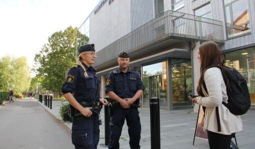 Två poliser pratar med en invånare
