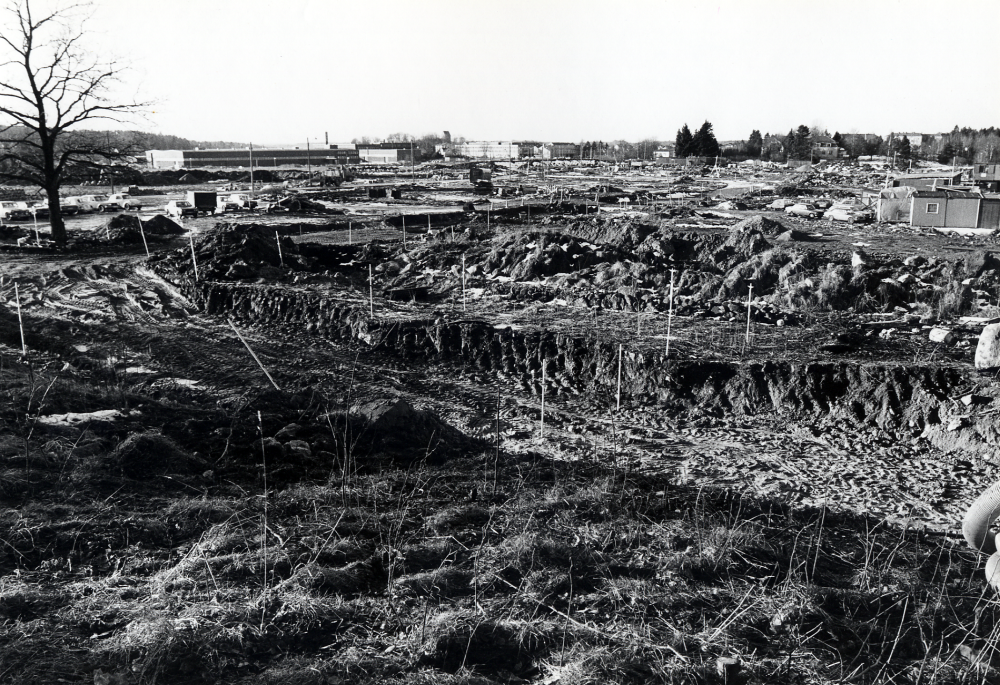 Åby gärde  bebyggs med en- och flerfamiljshus. I bakgrunden syns  Tellus Maskins  fabrikslokaler samt Vallentuna centrum