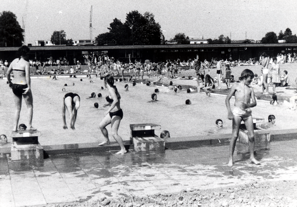 Kvarnbadet  friluftsbad med tre bassänger, uppfördes intill  Väsby kvarn  och invigdes sommaren 1970. Här syns den stora 50-metersbassängen med hopp-plintar. I bakgrunden bakom omklädningsrummens tak syns byggnationen av bostadsrättsområdet  Sörgården