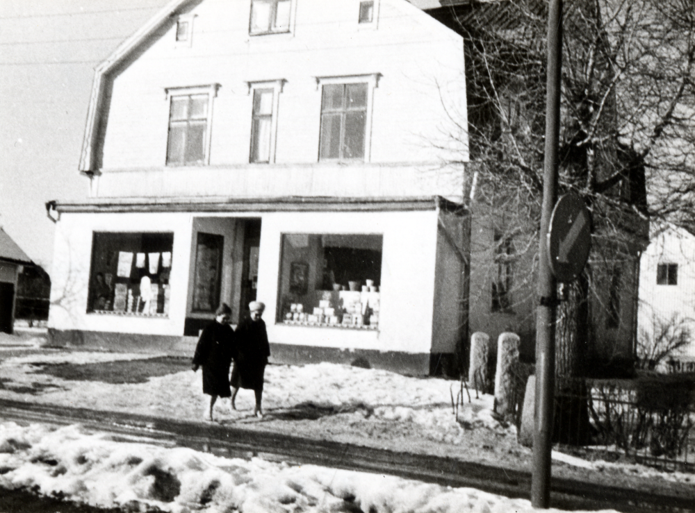 Sista innehavaren av det gamla Vallby mittemot Vallentuna järnvägsstation var Georg Tibell som köpte affärsrörelsen 1938. Huset revs 1962 och ersattes med en nybyggd Konsumhall invigd 1965.