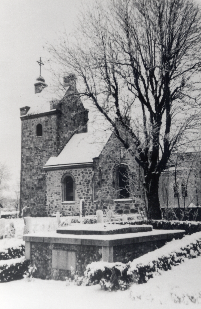 Vallentuna kyrka i vinterskrud sedd från söder, före ombyggnaden 1936-37