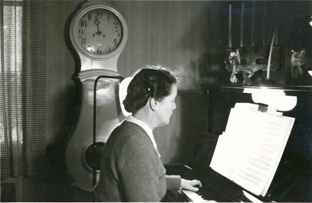 Jul hos familjen Lindström i villa Marieborg i centrala Vallentuna. Edit Lindström spelar julmusik på pianot. Edit var lärarinna i Hjälmsta skola.