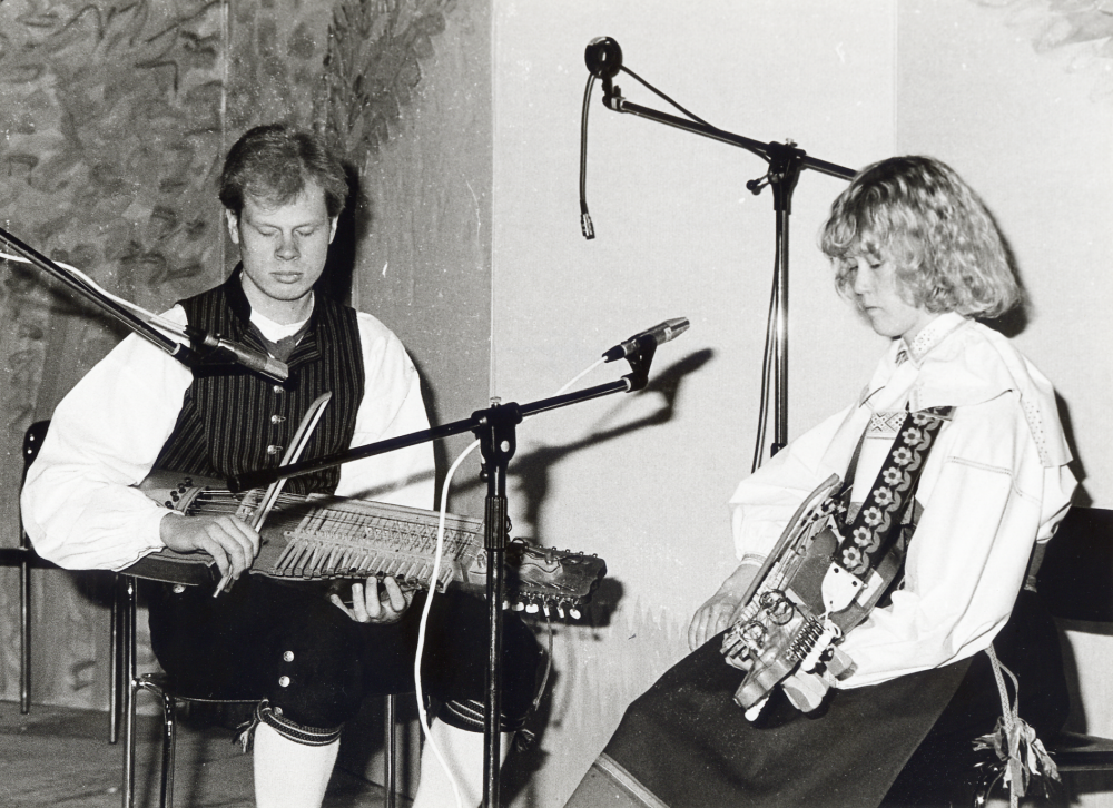 Föreningarna i Vallentuna presenterar sin verksamhet i Vallentuna ishall under mottot Föreningsfestival  helgen 19-20 april. Här  spelar Kent Olsson och Maria Ehrman nyckelharpa i Tuna Gille