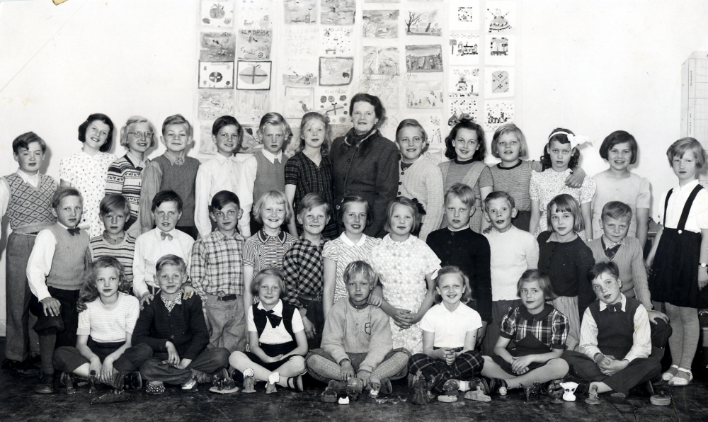 Lärarinnan Edit Lindström med elever i klass 4 vid Hjälmsta skola.  Inne i skolsalen står i bakre raden fr v Bo Skogsberg, Gun Höglund, Birgitta Johansson, Sören Gustavsson, Tor Hallenberg, Arne Almgren, Clary-Ann ?, lärarinnan Edit Lindström, Per-Göran Österberg, Margareta Schaumann från Estland, Berit Frölin, Lena Nyman, Anita Broman och Gunhild Andersson.  Mittenraden fr v Elwe Nilsson, Hans Gustavsson, Hans-Åke Engström, Gunnar Ekström, Sally Andersson, Lars.Erik Karlsson, Iris Lindström, Margot Johansson, Lars-Bertil ?, Stig-Arne Brunn, Anna-Lena Bengtsson och Lars-Erik Grip.  Sittande fr v Eva Hahn, Leif Brodd, Birgitta Ekström, Reijo Peltinen, Margareta Bladlund, Neta Danred och Roland Söderström