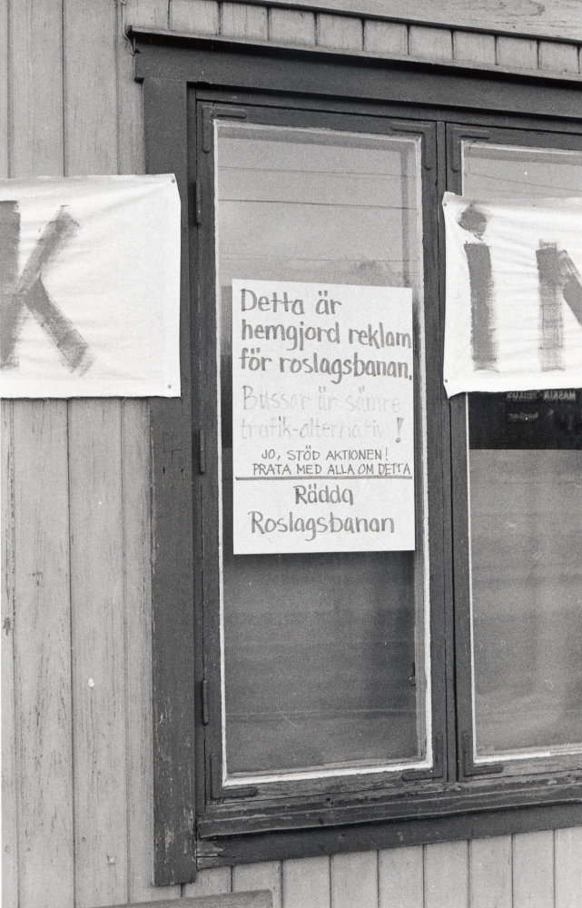 Järnvägshotellet norr om stationshuset brann 1970 och stationshuset revs 1972 för att bereda plats för Banvägens flyttning österut i samband med bygget av Tunahuset.  1971 var huset klätt med banderoller: VI FICK INTE MÅLA HUSET".  På ett av fönstren finns en affisch: Detta är hemgjord reklam för roslagsbanan.  Bussen är sämre trafik-alternativ. Jo, stöd aktionen!  Prata med alla om detta.  Rädda Roslagsbanan.  Föreningen Rädda Roslagsbanan, under ledning av sin ordförande Gunnar Welander, arbetade mycket aktivt för Roslagsbanans bevarande.