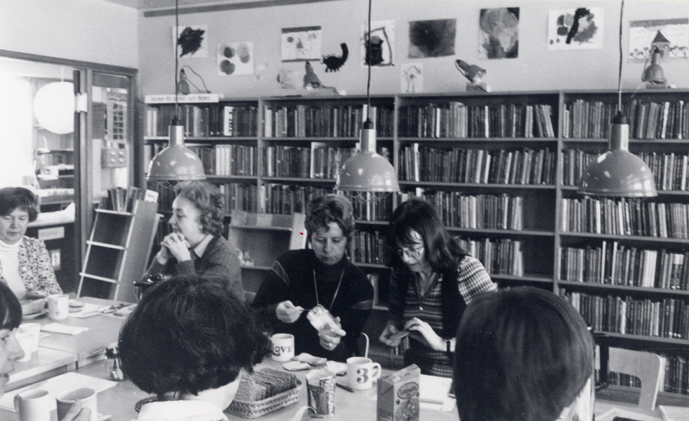 Personalmöte i Vallentuna bibliotek Fram till oktober 1982 låg biblioteket 1 trappa upp i Konsumhuset Här har personalen möte i barnavdelningen Fr v Ulla Gustafson Birgit Persson Gunvor Svensson Ulla-Britt Kvarnestam Med ryggen mot kameran fr v Margareta Dethorey Ulla Mörk och Pirkko Mickelsson