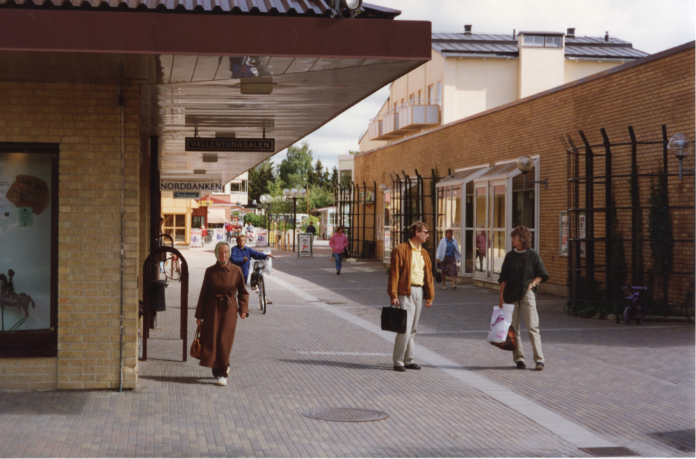 Torggatan med biblioteket till vänster och Domusvaruhuset, som senare blev Konsum, till höger, 