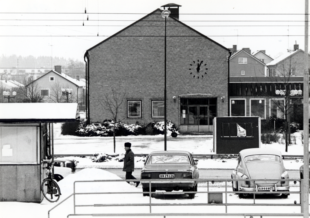 Den södra flygeln på  Vallentuna kommunalhus före byggstarten av Tunahuset.  I förgrunden  Pressbyråkiosken