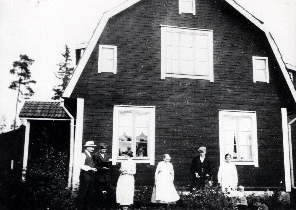 Villan Skuggan låg där Dragonvreten ligger idag.  Framför huset står fr v Gustav Lindström, Axel Pettersson, Helga Pettersson, Ulrika Lindström, Gottfrid Lindberg, Hilda Lindberg, Iris Lindberg och längst ner t h syns huvudet på Ester Jansson