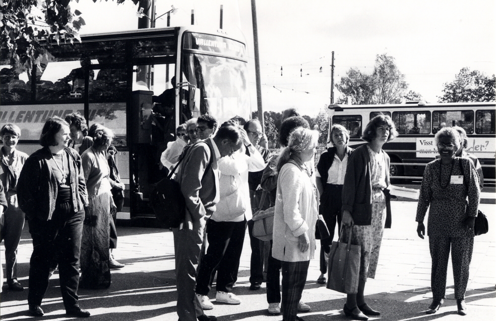 IFLA, International federation of library associations, har förlagt sin konferens i Stockholm 1990.  Bland förslag till utflykt fanns en rundtur i Vallentuna med besök på Vallentuna bibliotek och vikingalunch på Stora Benhamra. Lena Lundgren, guide m m står som nr 3 fr h när deltagarna stigit av bussen vid Tuna torg inför besöket i Vallentuna bibliotek med kaffepaus och visning av lokalerna