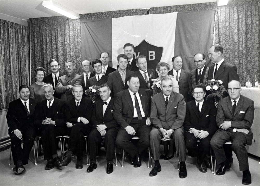 Vallentuna bollklubb   VBK  firar  50-årsjubileum  med en kontaktträff med 1919-1969 års män och kvinnor. Stående fr v  Maja Sundborg   Stig Österberg   Bertil Malmström   Gunnar Andersson   Lars Holm   Ulf Svahn   Arne Andersson   Bertil Ihrfeldt   Harry Fors  och  Lennart Danneman  Sittande fr v:  Bertil Tillborg   Gösta Vandel   Sten Stennemark   Alf Hofström   Agne Berg   Sven Jansson   Axel Isaksson  och  Erik Sundborg. Firandet skedde i källarlokal i kvarteret Rönnen på Stendösvägen.