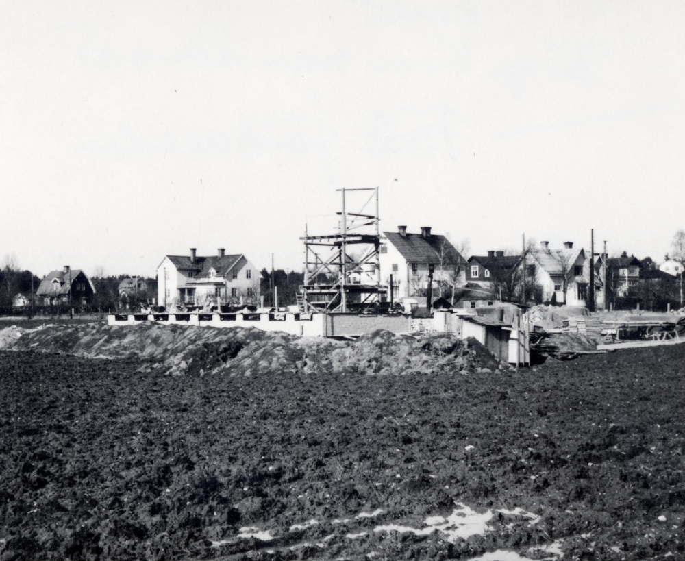 Byggandet av Vallentuna kommunalhus påbörjades i november 1949 och huset togs i bruk den 20 augusti 1950. 1986 revs det utbyggda kommnualhuset för att ge plats för ett nytt förvaltningshus. Pålnings- och grundförstärkningarbetena var omfattande eftersom marken tidigare varit sjöbotten