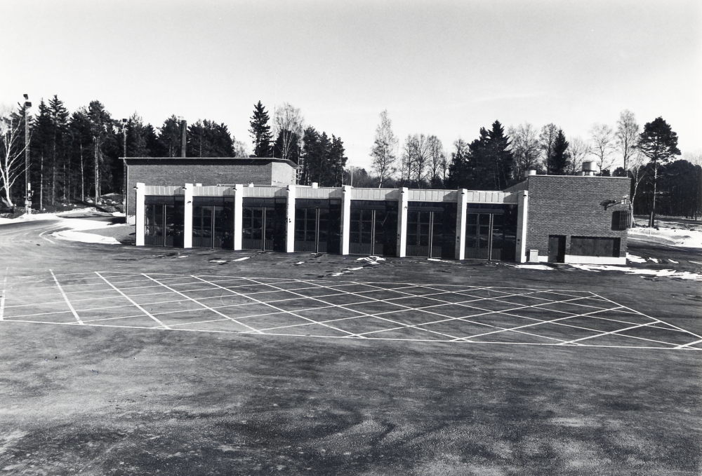 Exteriör från Vallentuna brandstation vid Lindholmsvägen, invigd 1979.