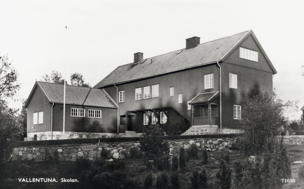 Röda skolan i Hjälmsta, byggd 1925.

Uppgift om fotoår saknas, men troligen första delen av 1900-talet.
