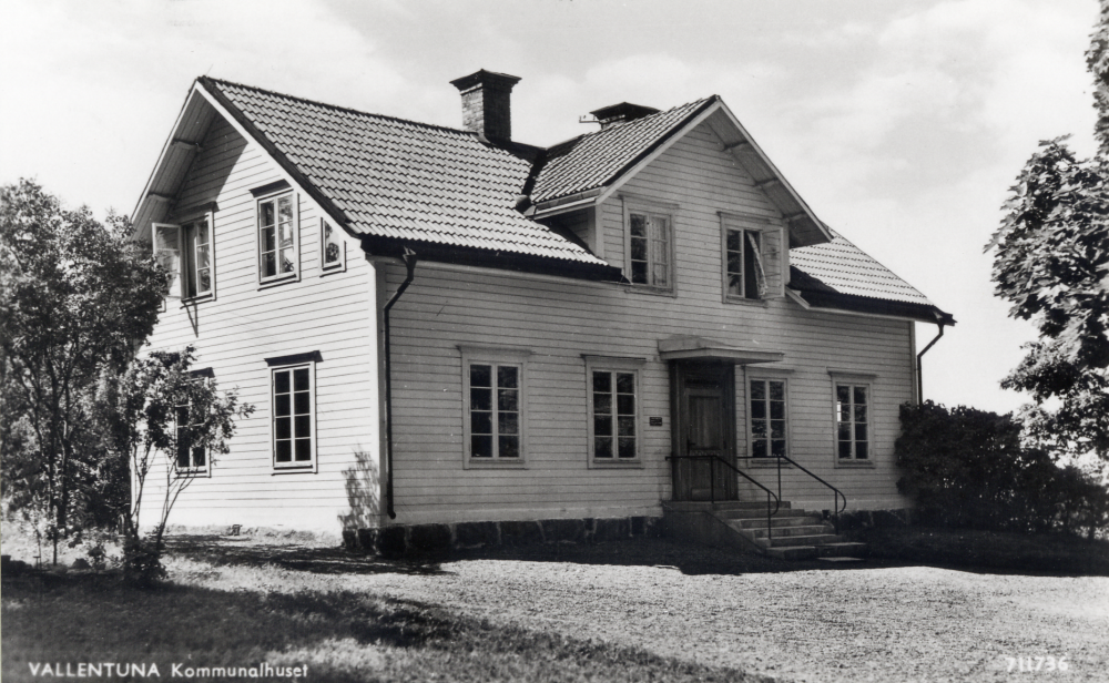 Vallentuna kommunalhus var hade lokaler i småskolan vid Vallentuna kyrka.  1950 stod den första flygeln färdig mittemot Vallentuna station, dit kommunens förvaltning flyttade.