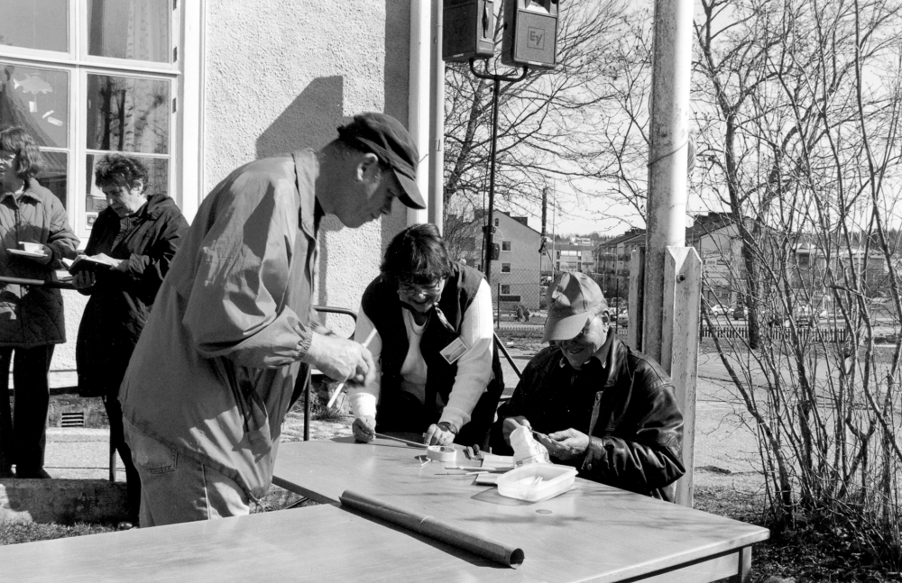 Vallentunasjöns dag ägde rum ffg i april 2006 och planerades vara en årligen återkommande dag med olika aktiviteter där miljön i och runt sjön uppmärksammas. Utanför Klockargården visar  Erold Sandqvist hur man gör vasspipor.  Lasse Bengtsberg, som sköter ljudet, och Karin Dahl-Strandin provar på.  I bakgrunden står Lena Lundgren och Eva Rahmqvist