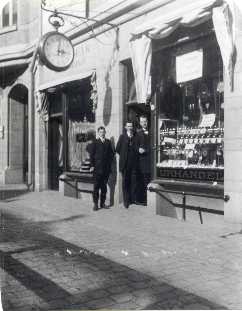 Edvard Johanssons ur & optisk affär låg på Götgatan 59 i Stockholm.  Telefonnummer Allmänna telefon 304 18.  Edvard Johansson gifte sig med Signe Johansson och de arbetade en kort tid vid Angleterre i Stångberga, Brottby. Från 1918 arrenderade familjen Karlborgs handelsbod vid Angarns kyrka.  Edvard dog 1930, men hustrun Signe fortsatte ensam till 1948, med hjälp av barnen Tord och Gunnel