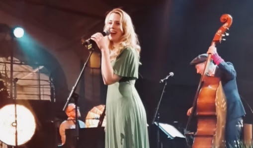 Jenny Almsenius sjunger med band