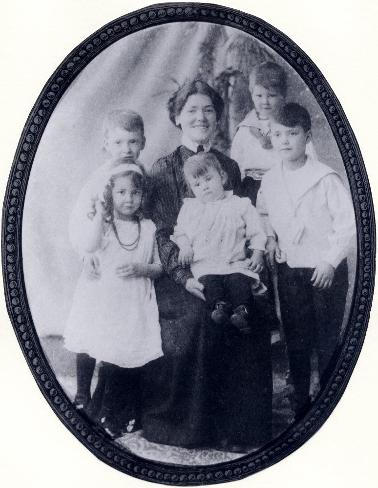 Astrid Cleve föddes 22 januari 1875 och dog 28 april 1968. Hon var fram till 1912 gift von Euler.  Hon och hennes man byggde Västanberga och bodde där med sina barn fram till 1915/16.  Hon blev senare professor.  Här sitter hon tillsammans med barnen. T h står Ulf, född 1905, framför honom Karin, född 1907, t h står Georg, född 1908 och framför honom Sten, född 1903.  I moderns knä sitter Birgit, född 1910