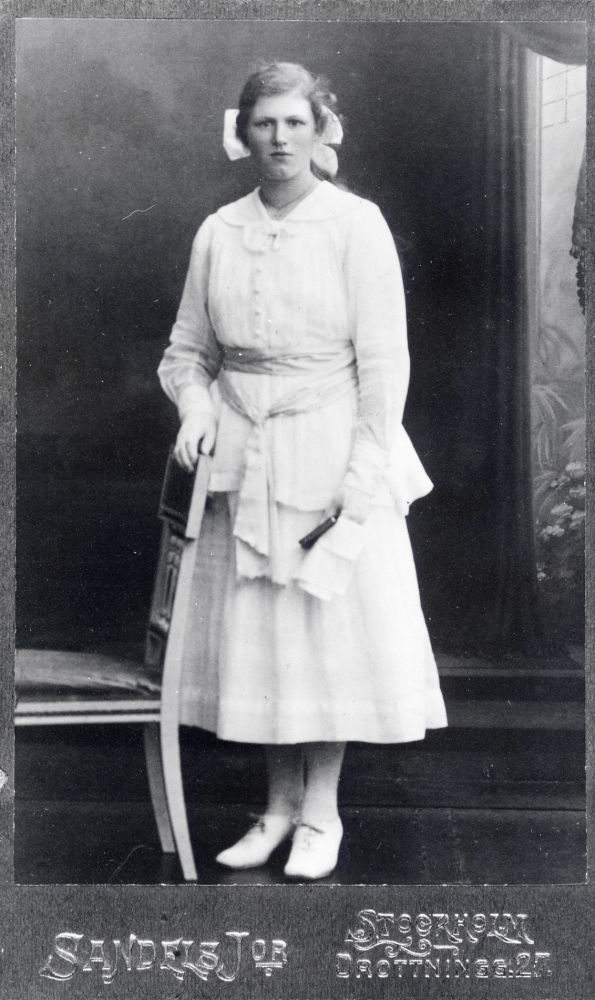 Rosa Grane från Frösunda bodde i "Granes", Lilla Vreda.  Fotografi från konfirmationen 1919.  Hennes far brukade jorden och hennes bror var skomakare. Sitt vuxna liv bodde Rosa Grane i Södertälje och var verksam som sjukgymnast, men hade huset i Frösunda kvar som sommarbostad..  Hon dog 1988 och gården köptes av Christer Westerberg, Hamra