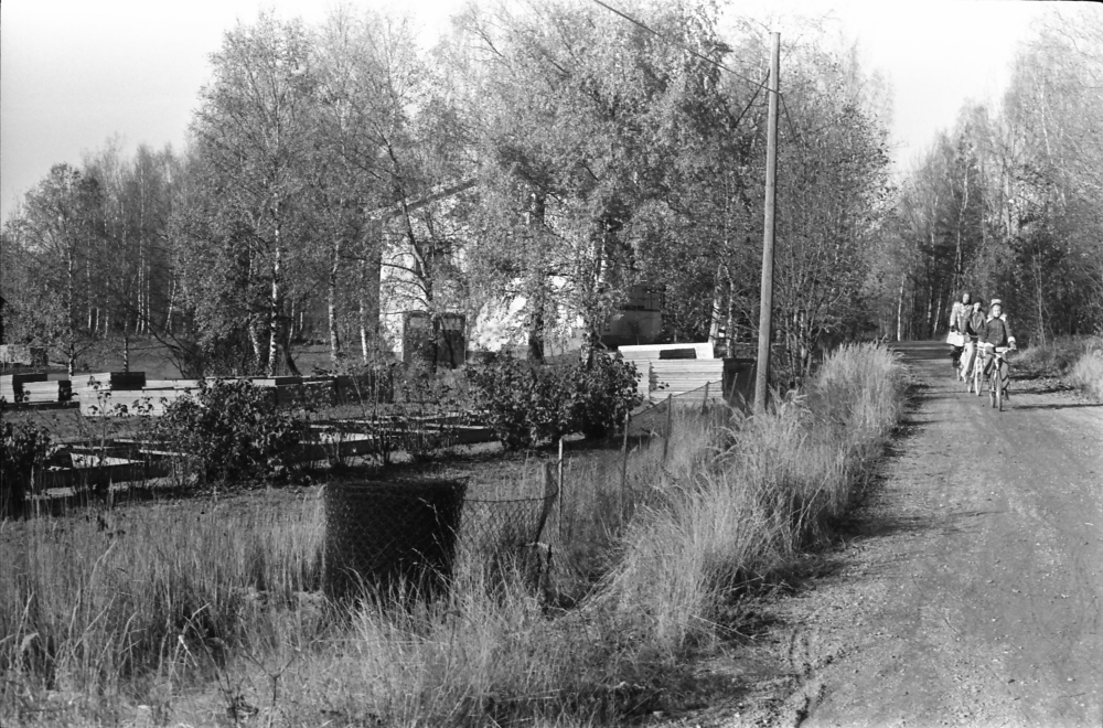 Odlingar till vänster i bild. Saknar info om plats, samma plats som 8440.
•Fotografiet ingår i bildserien ”Vardagsliv i Vallentuna kommun” av Rachael Gough-Azmier & Gunilla Blomé, Haga Studios HB.
