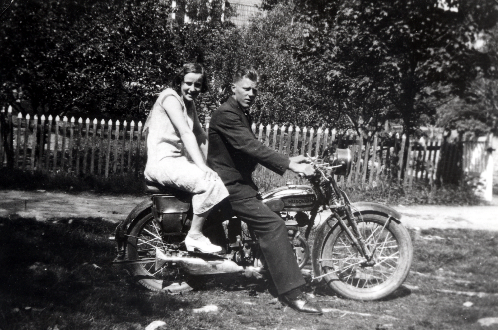 Helge Henningsson hade en Husqvarna motorcykel åren 1931-1937.  Här sitter Svea Jansson på bönpallen utanför Solhem i Vallentuna.  Helge är en av barnmorskan Berna och banmästaren Henning Henningssons söner.  Familjen bodde i Klippan, där daghemmet Videgården nu ligger