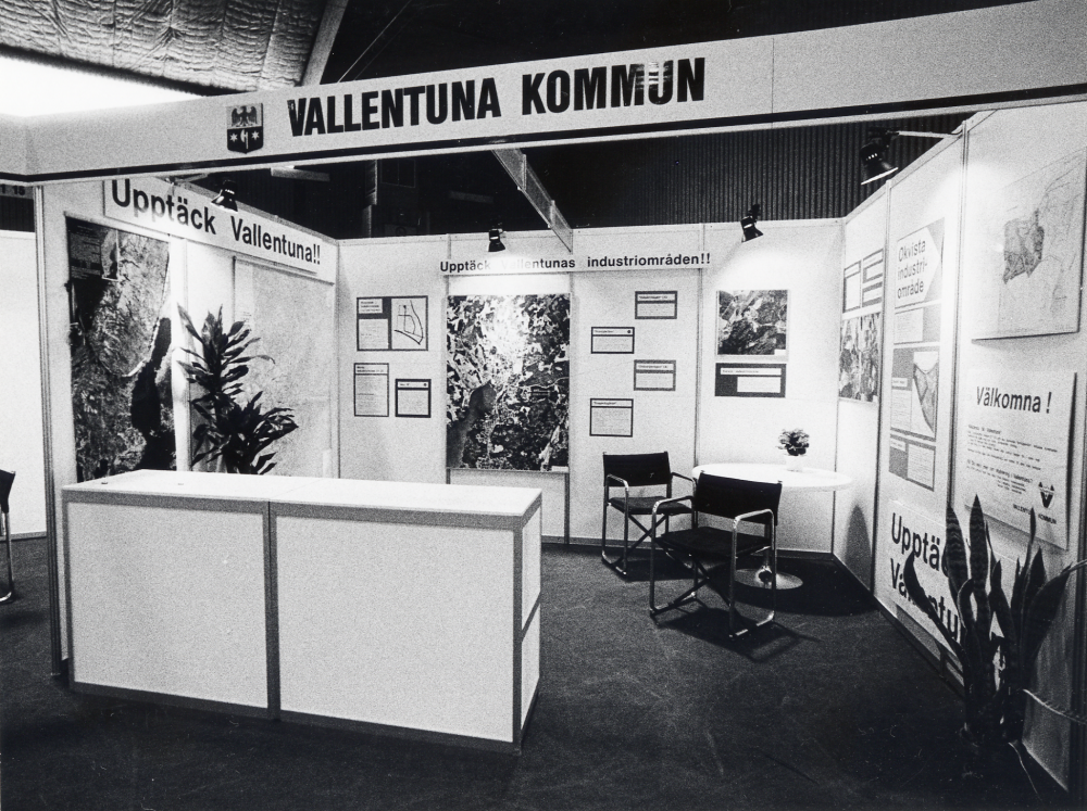 Upptäck Vallentuna. Företag och kommun presenterar sig i en mässa i Vallentuna ishall 18-20 maj 1984.  Här syns Vallentuna kommuns monter