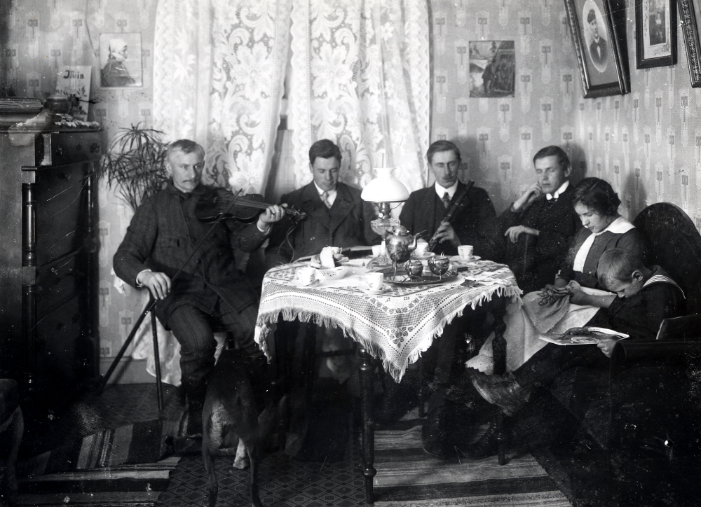 Runt kaffebordet sitter fr v Algot Laurell med fiol Herbert Céwe Birger Regny med en flöjt Efraim Céwe lärarinnan i Torsholma skola Elna Sandgren som sitter med ett broderi samt Algots son Christian Laurell. Fotograferat med självutlösare, alla utom fotografen blundar av blixtens ljussken