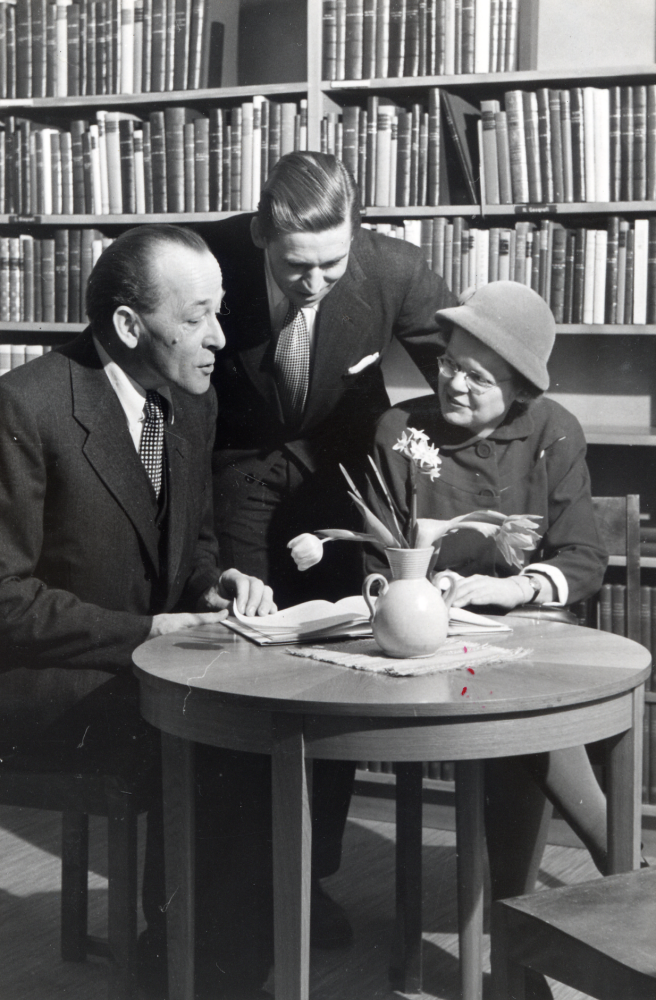 Invigningen av Vallentuna folkbibliotek den 4 januari 1951 i källarplanet i Vallentuna kommunalhus. ABF-biblioteket som tidigare legat i Vita skolan i Hjälmsta överlämnades till kommunen som gåva på invigningsdagen. Vid bordet sitter fr v bibliotekarien och folkskolläraren Bernhard Bengtsson kommunalkamrer Tord Lindblom och länsbibliotekarie Elise Adelsköld