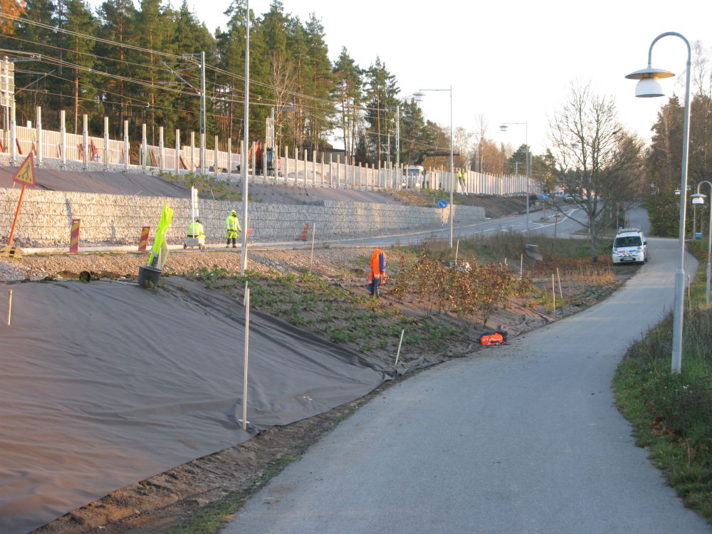 Roslagsbanan och Stockholmsvägen byggs om mellan april 2014 och februari 2015. Roslagsbanan förses bland annat med dubbelspår mellan Kragstalund och Vallentuna samt bullerskydd som syns på bilden.