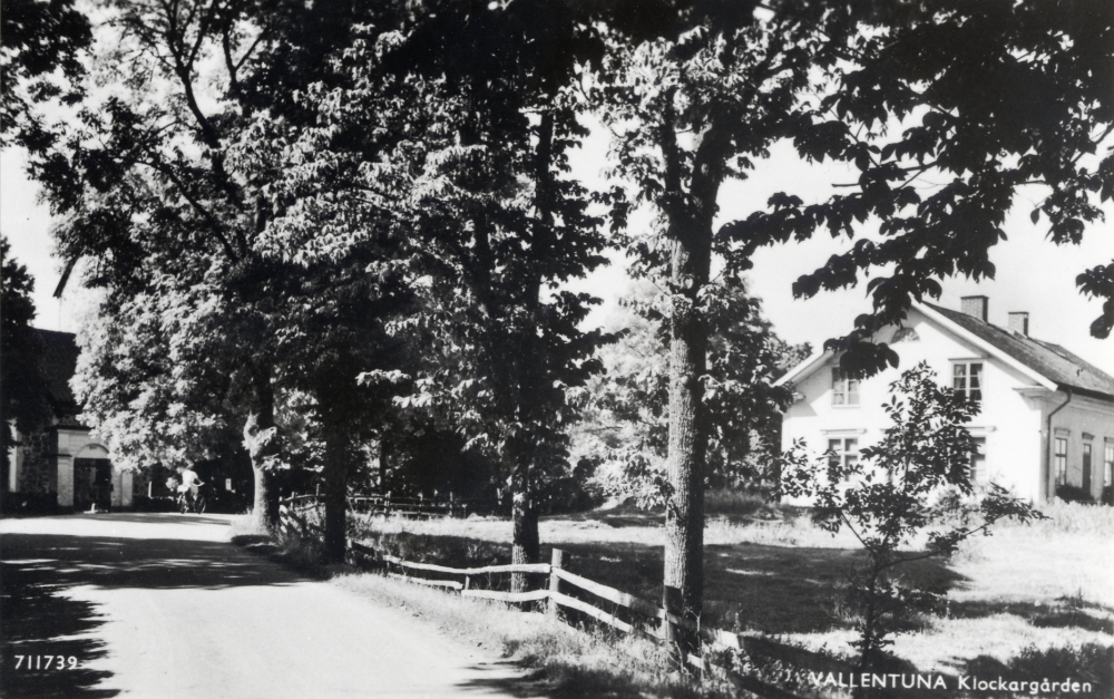 Klockargården byggdes 1864 och användes som skola och bostad för läraren.  Även sedan Hjälmsta skola byggts fortsatte Klockargården periodvis att användas som skollokal fram till 1950-talet.  Vägen från Stockholm mot Upplands Väsby gick via Skolvägen över järnvägen och vidare mellan Klockargården och Vallentuna kyrka förbi Väsby gård och Ekebydal.  Först 1967 byggdes nya Väsbyvägen.
Kopia av vykort poststämplat 1949