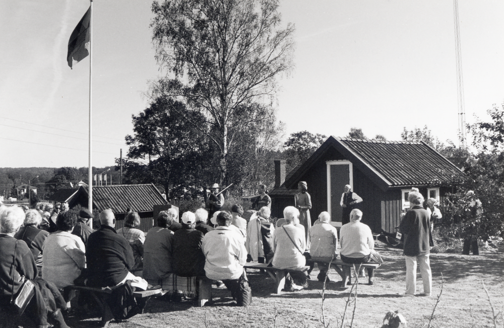 Össeby hembygdsförening firar 30-årsjubileum med sång, servering, musik och dans vid Kvarnstugan, Össeby-Garn.  Mycket folk har samlats för att delta i festligheterna.  Här spelar musikgruppen Löv och knaver