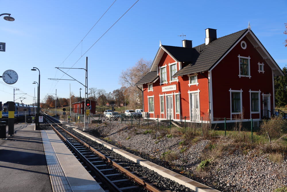 Frösunda station med perrong och stationshus. 