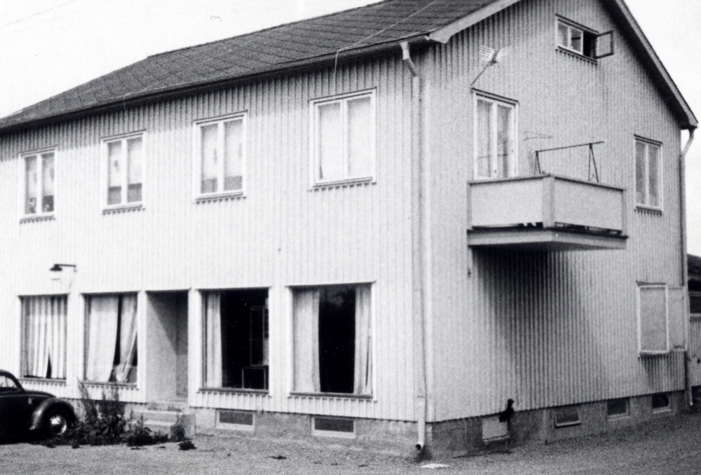 Konsums  andra affärslokal uppfördes i början av 1940-talet vid Olsborgsvägen. Konsum Upplands Väsby, till vilken förening Vallentuna hör, började sin försäljning i Vallentuna med varubil och hyrde sedan en liten affärslokal i området  Trekanten  vid  Olsborgsvägen  I början av 1950-talet flyttade Konsum till Centralvägen 8. 1965 invigdes en ny Konsumhall, nuvarande Torghuset.  1982 invigdes en ny Domusbyggnad längre norrut vid Tuna torg. Den gamla lokalen vid Olsborgsvägen har fram till 1989 använts som  brevbärarexpedition