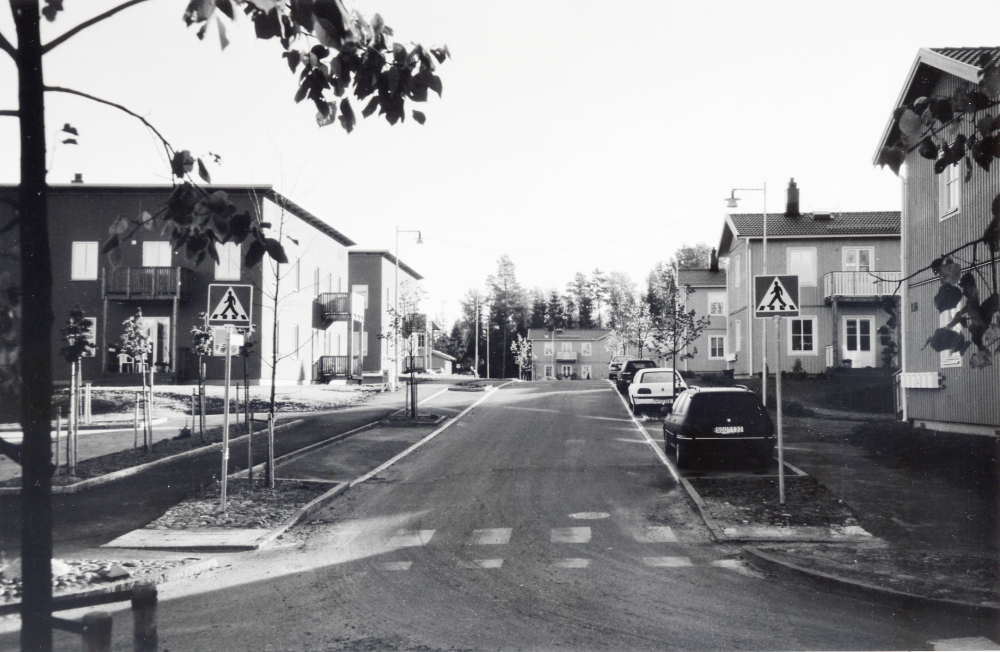 Ny bebyggelse vid Fritzbergsvägen i Bällstalund i södra Vallentuna.  Husen på vänstra sidan har adress Fritzbergsvägen 174 och på högra 153-155.