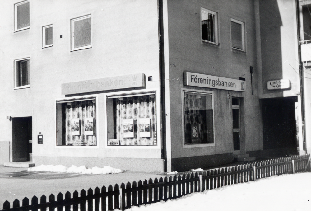 Föreningsbanken f d Jordbrukskassan har flyttat från Gamla villastadsontoret till Uplandsbankens gamla lokal på Centralvägen 2. Uplandsbanken flyttade 1 oktober till det nya förvaltningshuset Tunahuset