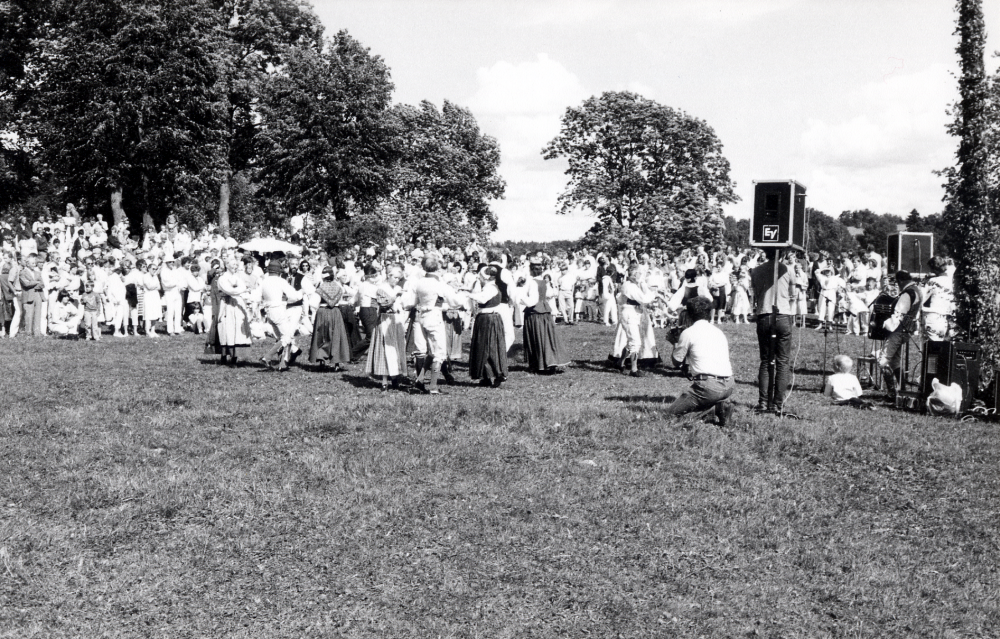 Midsommar firas traditionsenligt på Kyrkängen nedanför Vallentuna kyrka Vallentuna folkdansförening dansar