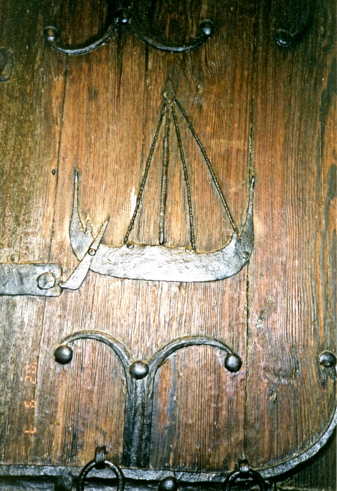 På en dörr i Markims kyrka finns denna båt avbildad. Dörren är antagligen från tidig medeltid.