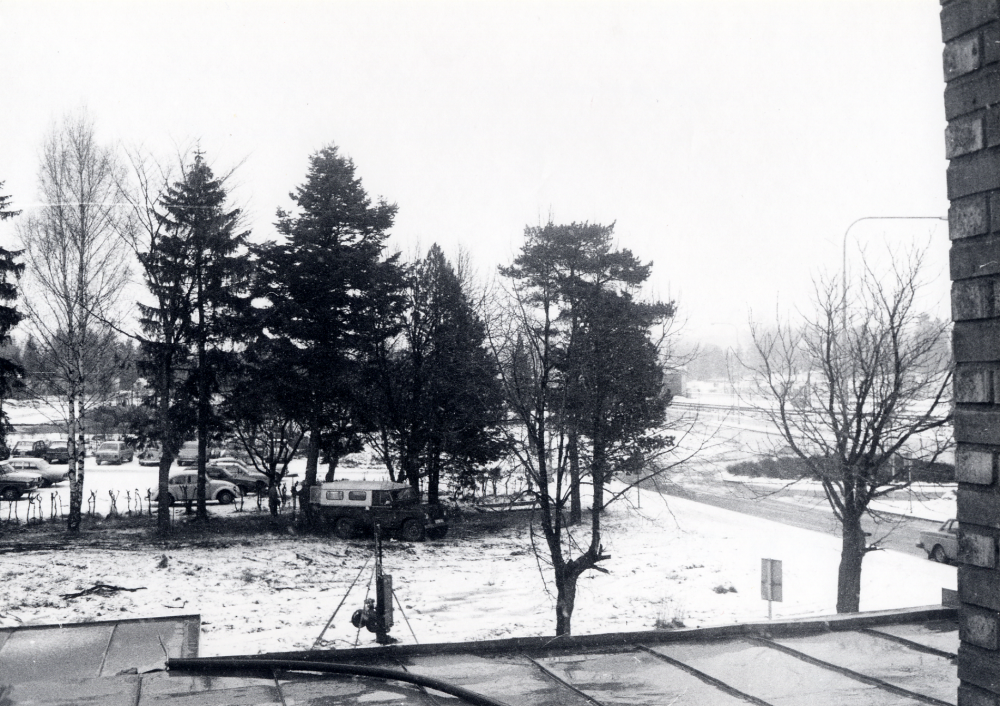 Domusvaruhus skall byggas norr om Konsumhuset.  Här pågår djupborrning.  Utsikt från Vallentuna bibliotek i Konsumhusets övervåning