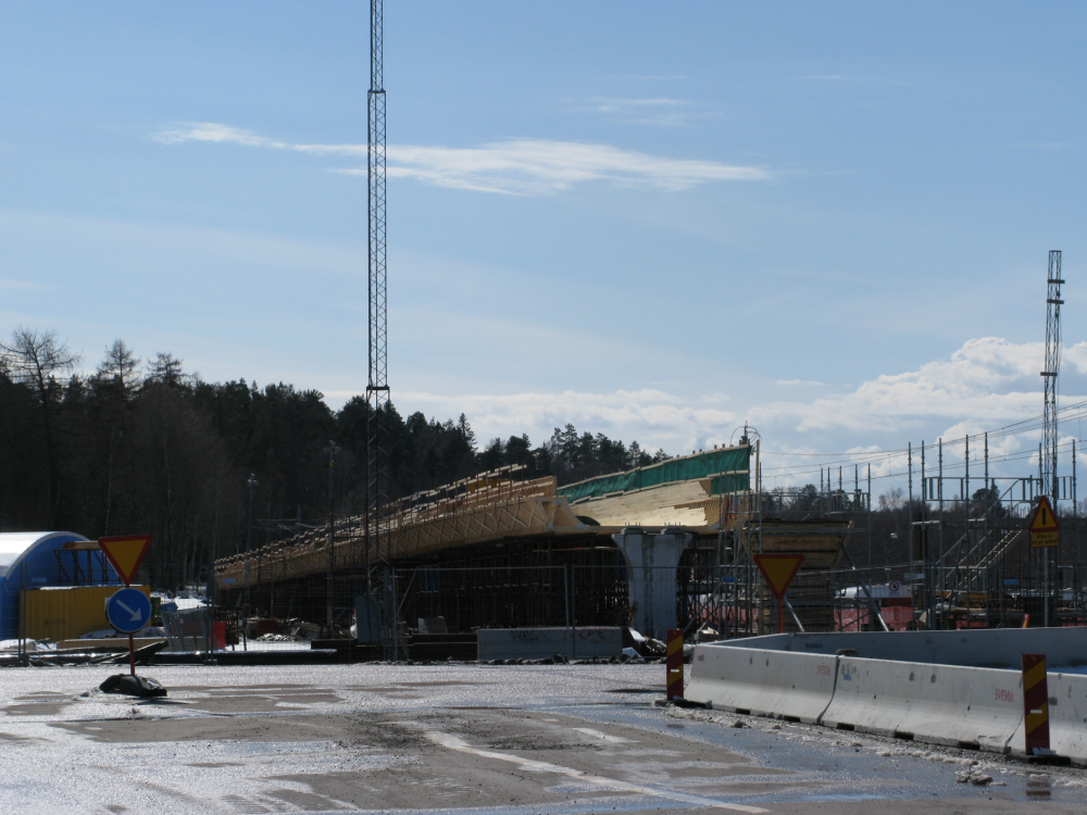 En ny järnvägsbro håller på att uppföras över Angarnsvägen.