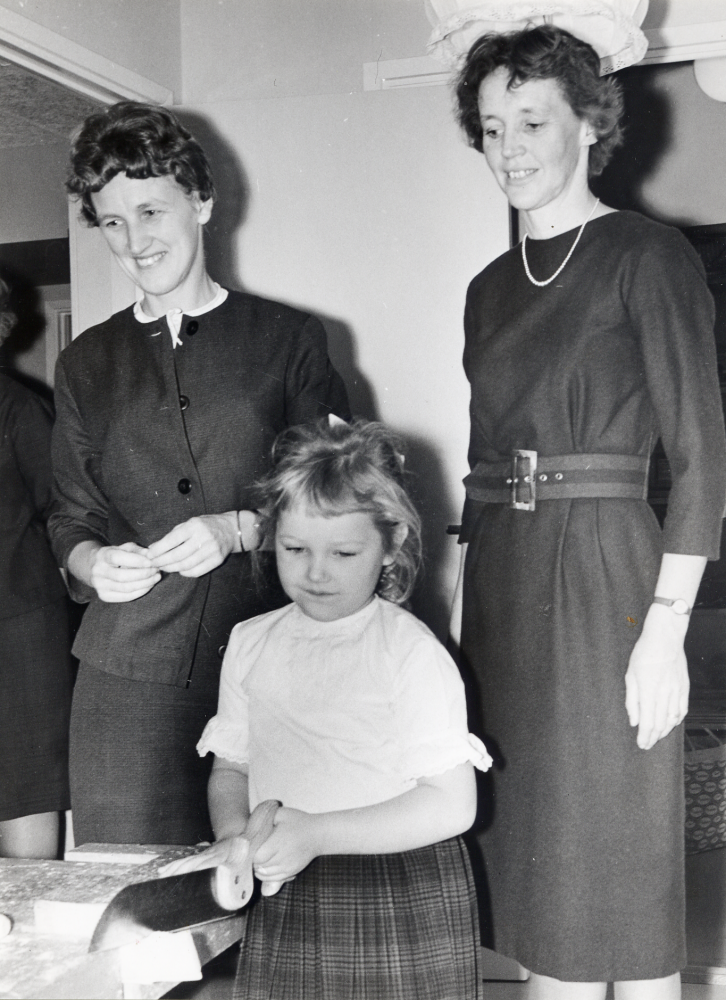 Vallentuna förskola startade sin verksamhet 1961. T v Gun Persson och t h Els-Marie Carlegrim. Den lilla flickan okänd. Förväxla inte med daghemmet Videgården som öppnade i februari 1969