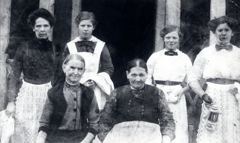 Kökspersonalen  samlad på Granby gård  efter  bröllop  mellan  Linnea Pettersson  och  Georg Norberg  hösten 1914