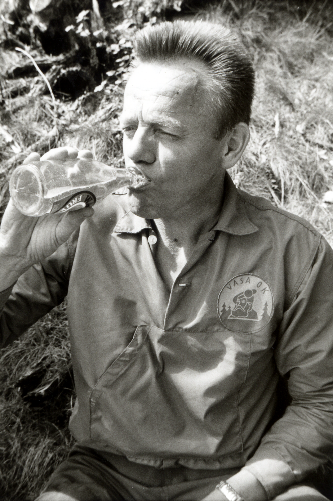 Holger Öhman från Vasa OK släcker törsten med Wårby fruktsoda