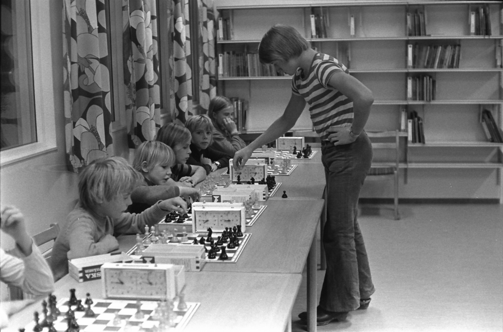 Vallentuna Schackklubb anordnar turnering för barn på Vallentuna bibliotek.
•Fotografiet ingår i bildserien ”Vardagsliv i Vallentuna kommun” av Rachael Gough-Azmier & Gunilla Blomé, Haga Studios HB.
