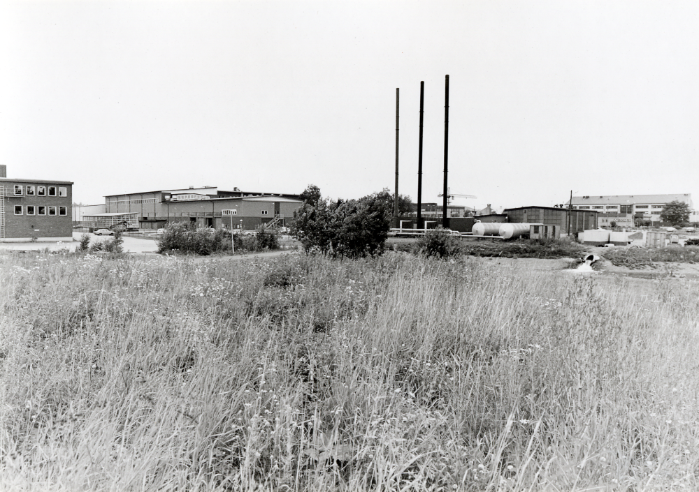 Vy från gärdet bakom industriområdet bakom Vallentuna gymnasium.  Fr v Tellus Maskin och Vallentuna gymnasium, Vallentuna värmeverk med Tunahuset bakom skorstenarna och Tärningen över taket.  Vattnet från Ormstaån rinner ur en trumma ut på gärdet