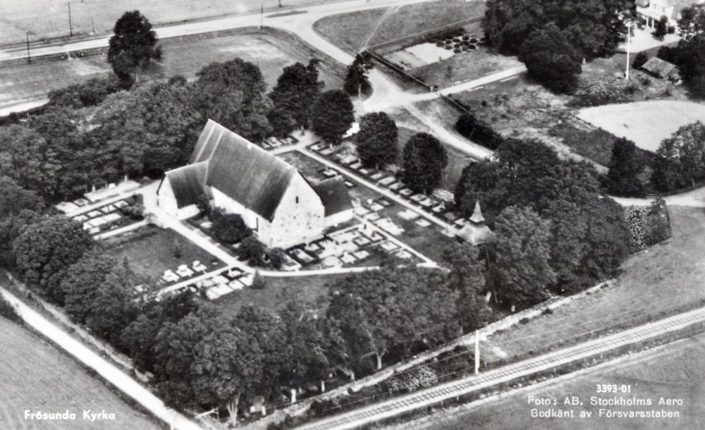 Flygfoto över Frösunda kyrka. Under 1000-talet uppfördes en kyrka som senare under 1400-talet ersattes av den nuvarande byggnaden och restaurerades senast 1952-53. Taket lades om 1978?