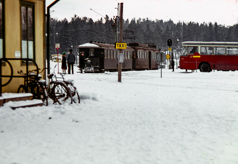 Ett tåg ankommer till Vallentuna station. En buss står och väntar vid övergången.
Bildserie: Vallentuna på 1960-talet.