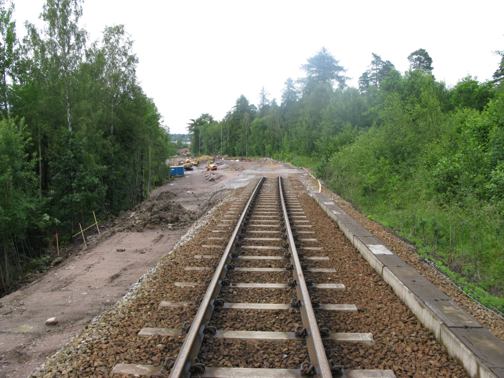 I samband med att den nya järnvägsbron byggs får Roslagsbanan delvis en ny sträckning.