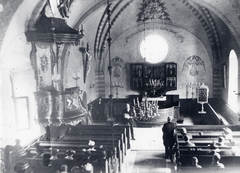 Interiör från Frösunda kyrka. Godsägare O E Mattsson från Bergs gård i Frösunda mottager en medalj från landshövdingen
